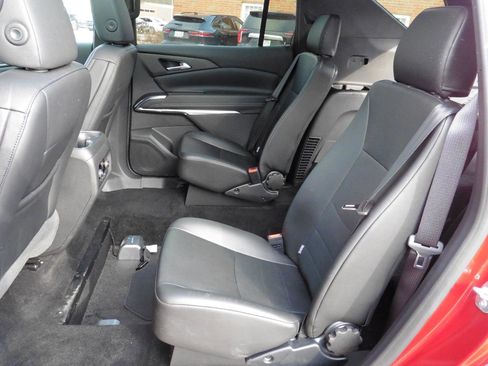 Used 2025 Chevrolet Traverse LT w/ Sun and Wheel Package image 10