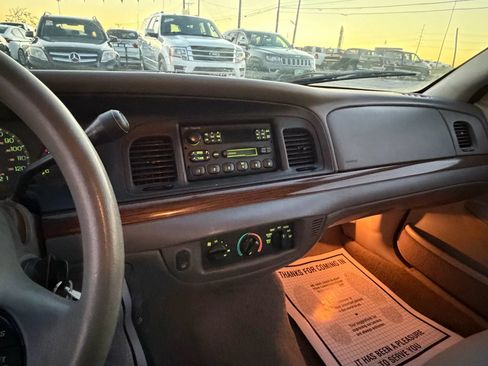 Used 2001 Ford Crown Victoria RWD image 11