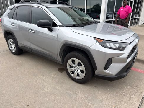 Used 2020 Toyota RAV4 LE FWD image 3