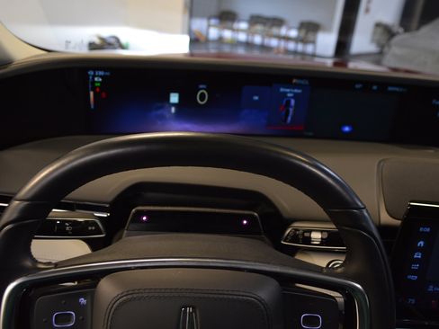 Used 2024 Lincoln Nautilus Reserve w/ Equipment Group 202A image 17