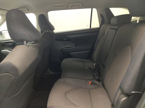 Used 2020 Toyota Highlander L image 18