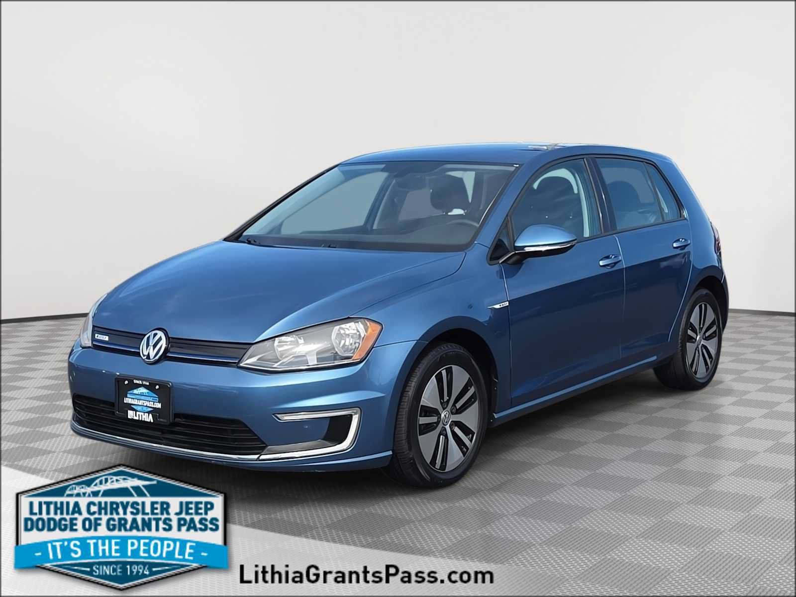 Used 2016 Volkswagen e-Golf SE w/ DC Fast Charging Package FWD image 1