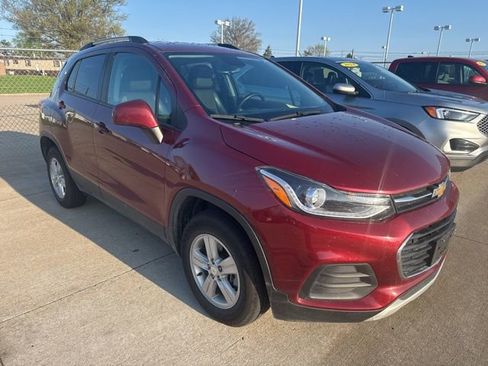 Used 2022 Chevrolet Trax LT w/ LT Convenience Package image 2