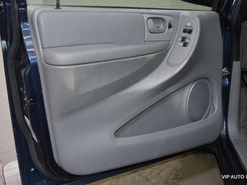 Used 2006 Chrysler Town & Country FWD image 7