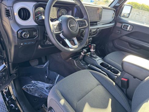 Certified 2025 Jeep Wrangler Sahara AWD/4WD image 11