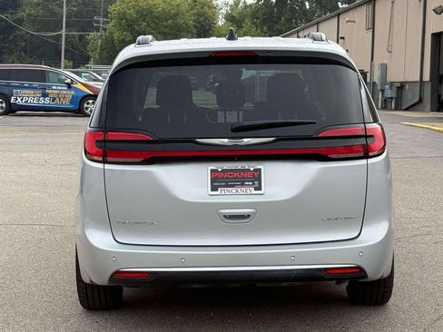 Used 2023 Chrysler Pacifica Limited FWD image 8