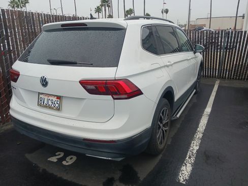 Used 2021 Volkswagen Tiguan SE w/ Panoramic Sunroof Package image 2