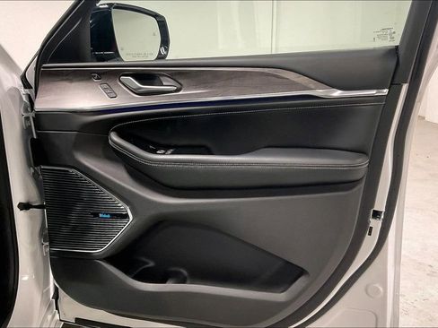 Used 2024 Jeep Grand Cherokee Overland w/ Luxury Tech Group IV image 23