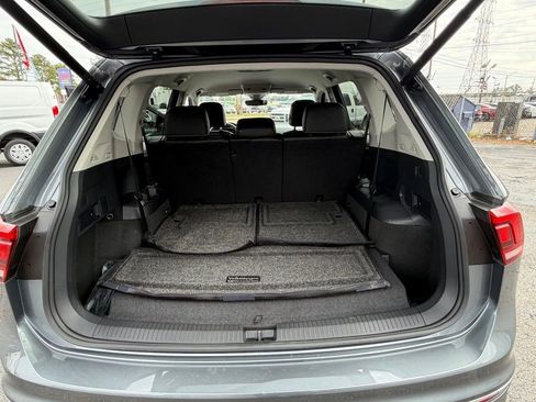 Used 2024 Volkswagen Tiguan SE image 36
