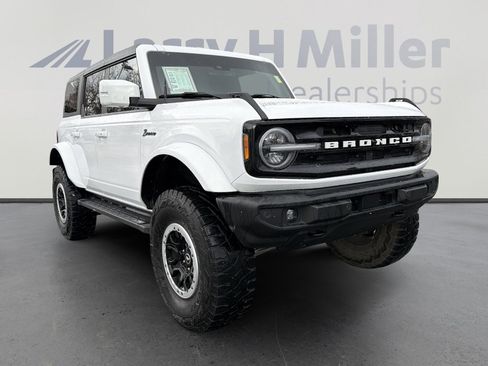 Used 2023 Ford Bronco Outer Banks w/ Sasquatch Package image 2
