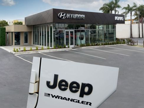 Used 2023 Jeep Wrangler Unlimited Sport AWD/4WD image 2