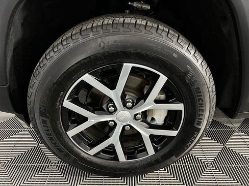 Used 2024 Jeep Grand Cherokee Limited w/ Luxury Tech Group II image 12