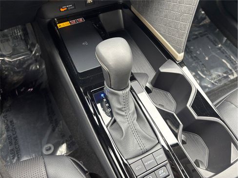 Used 2025 Toyota Camry XLE image 32