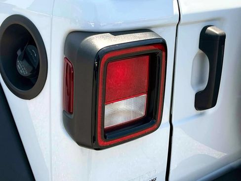 Used 2023 Jeep Wrangler Unlimited Sport AWD/4WD image 12