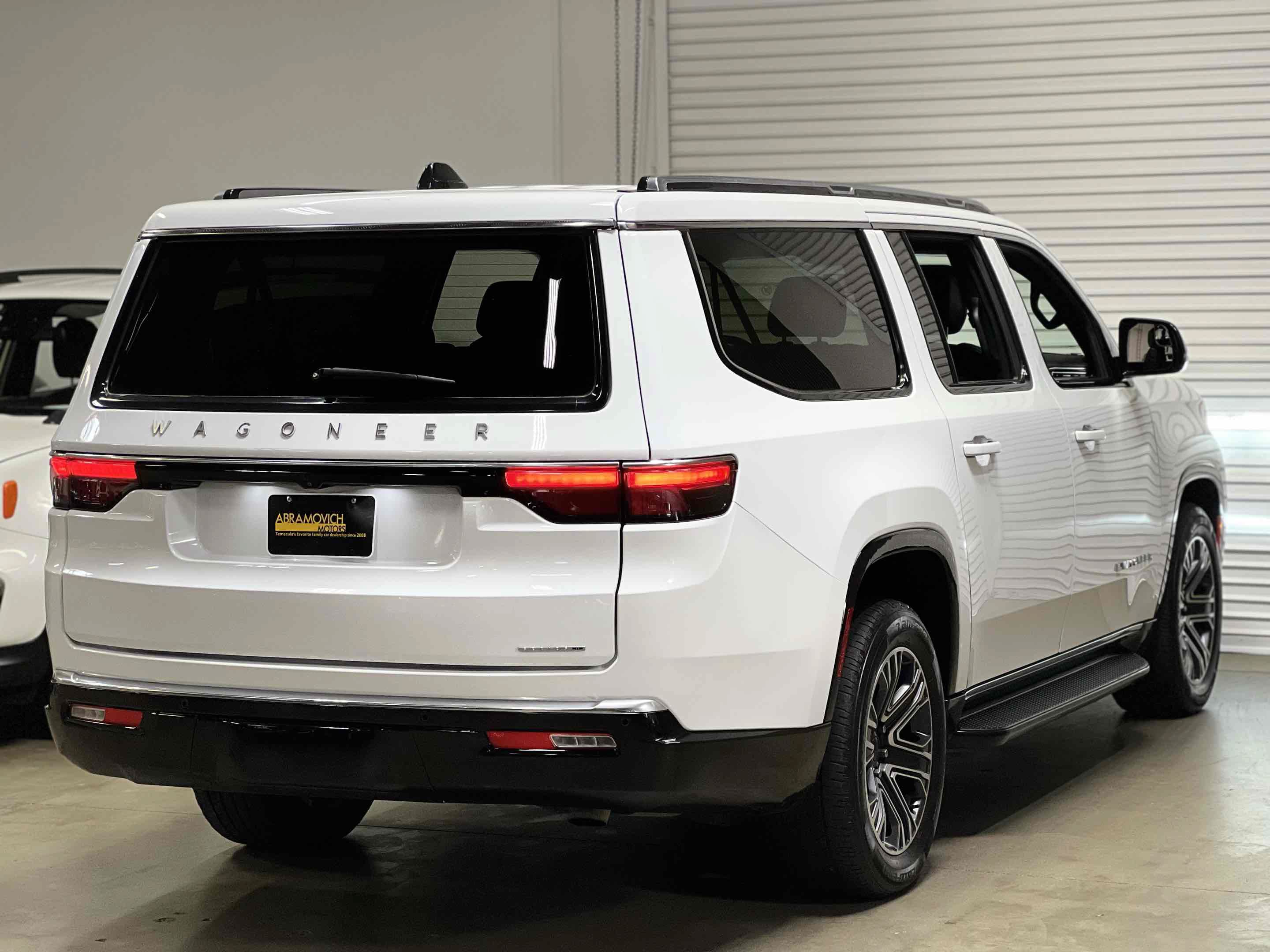 Used 2024 Jeep Wagoneer L Series II AWD/4WD image 15