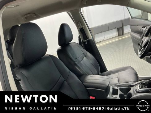 Used 2018 Nissan Rogue SV w/ Premium Package FWD image 14
