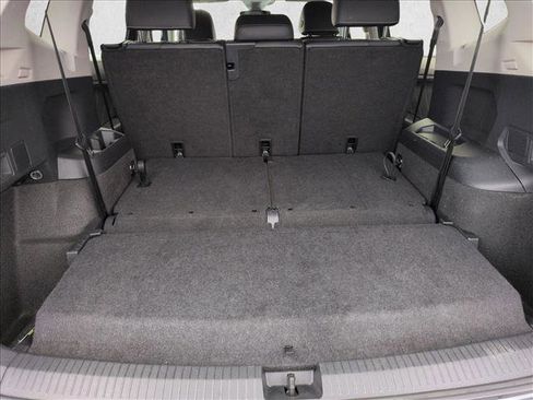 Used 2024 Volkswagen Tiguan SE image 6