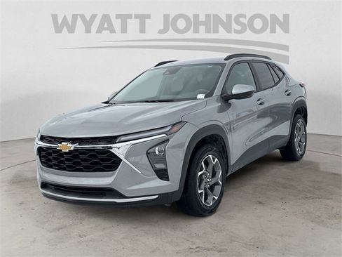 Used 2025 Chevrolet Trax LT image 1