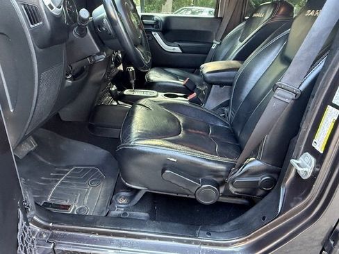 Used 2014 Jeep Wrangler Unlimited Sahara image 9