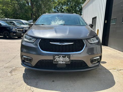 Used 2022 Chrysler Pacifica Touring-L FWD image 3