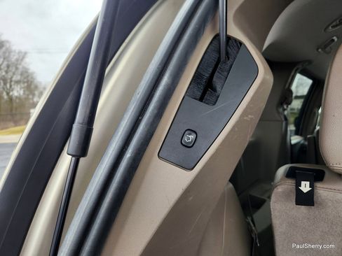 Used 2014 Chrysler Town & Country Touring image 24