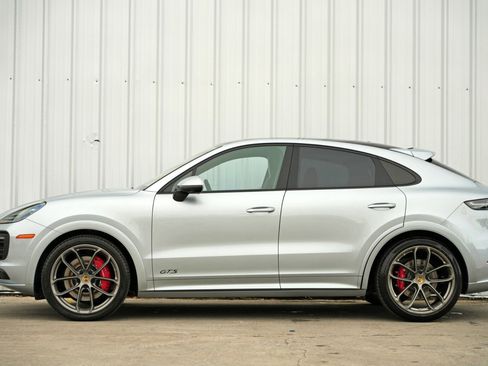 Used 2021 Porsche Cayenne GTS w/ Lightweight Sport Package image 9
