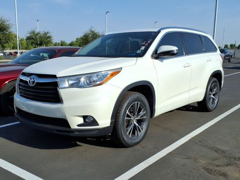 Used 2016 Toyota Highlander XLE FWD image 2