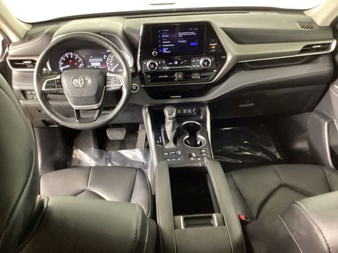 Used 2024 Toyota Highlander XLE AWD/4WD image 37