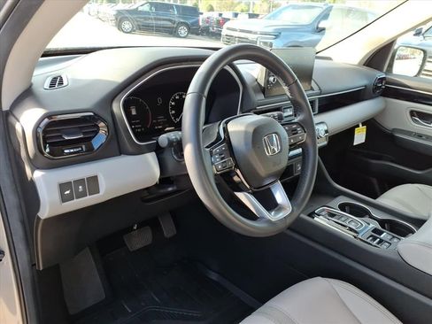 Used 2025 Honda Pilot EX-L image 18