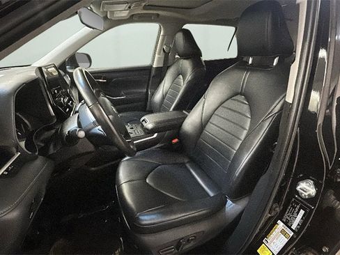 Used 2024 Toyota Highlander XLE image 13