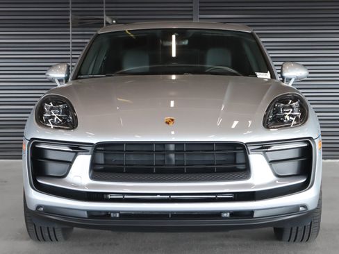 Certified 2022 Porsche Macan image 8