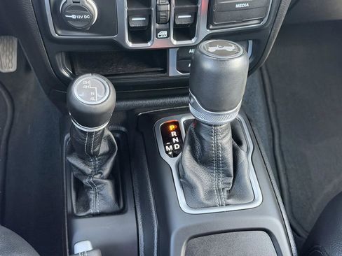 Used 2024 Jeep Wrangler Unlimited Sahara w/ Technology Group AWD/4WD image 28