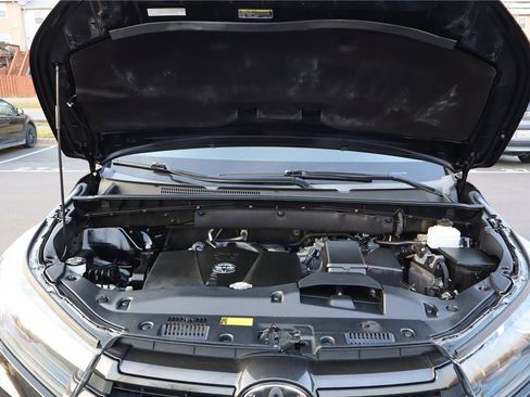 Used 2019 Toyota Highlander SE w/ Nightshade Edition image 10