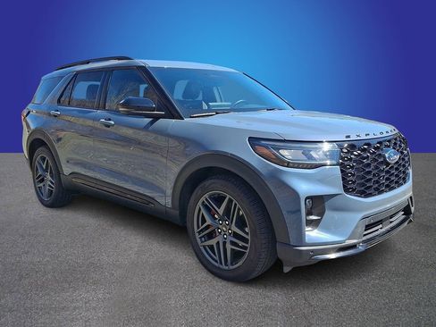 Used 2025 Ford Explorer ST image 3
