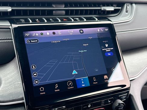 Used 2024 Jeep Grand Cherokee Limited w/ Black Appearance Package image 10