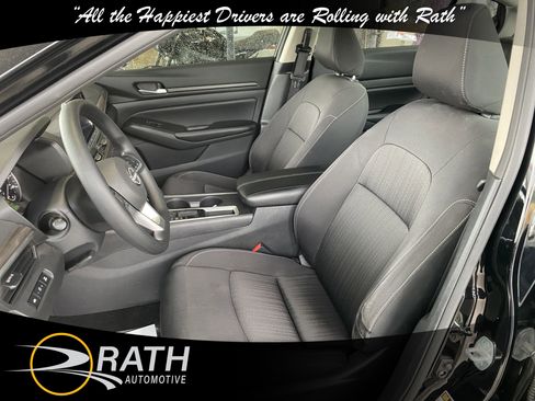 Used 2025 Nissan Altima 2.5 SV FWD image 11