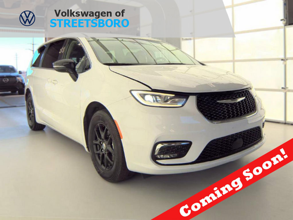 Used 2024 Chrysler Pacifica Touring-L FWD image 1