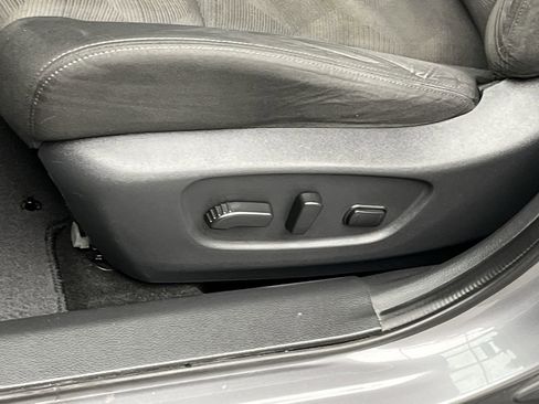 Used 2016 Nissan Rogue SV AWD/4WD image 9