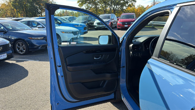 Used 2025 Honda Pilot TrailSport image 9
