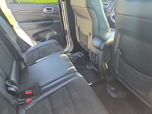 Used 2019 Jeep Grand Cherokee Laredo w/ Laredo X Package AWD/4WD image 12