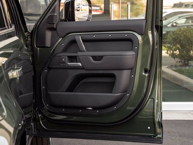 New 2026 Land Rover Defender 110 X-Dynamic SE AWD/4WD image 32