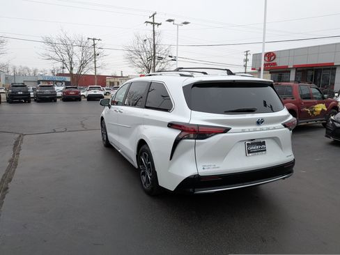 Certified 2025 Toyota Sienna Platinum image 7