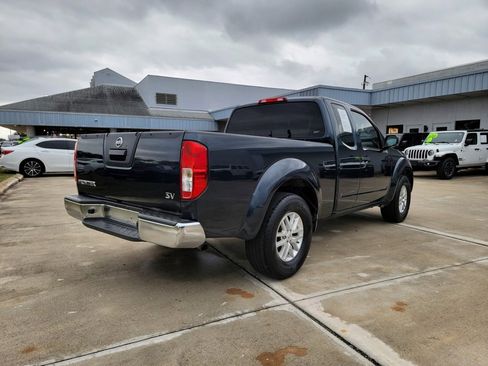 Used 2017 Nissan Frontier SV image 5