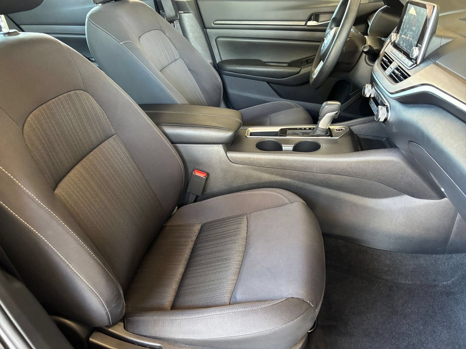 Used 2025 Nissan Altima 2.5 SV FWD image 35