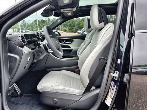 Used 2025 Mercedes-Benz GLC 350e 4MATIC image 3