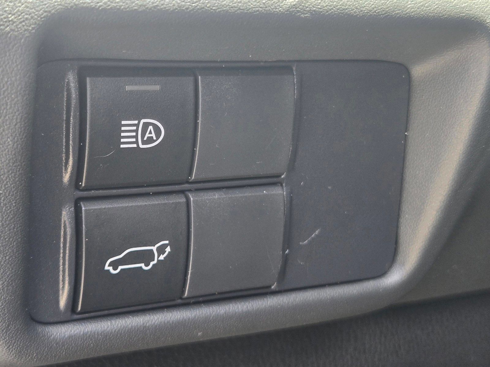 Used 2021 Toyota Highlander LE FWD image 15