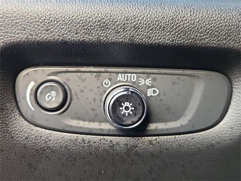 Used 2023 Chevrolet Traverse LT image 17