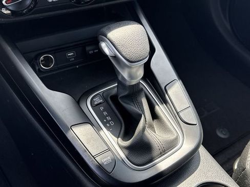 Used 2025 Kia Soul LX w/ LX Technology Package FWD image 13