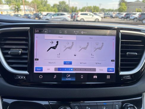 Used 2024 Chrysler Pacifica Touring-L FWD image 21