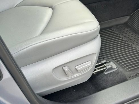 Used 2022 Toyota Highlander XLE AWD/4WD image 40